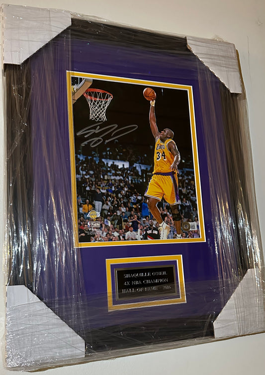 Lakers Shaquille O'Neal Autographed Photo Authenticated by Beckett